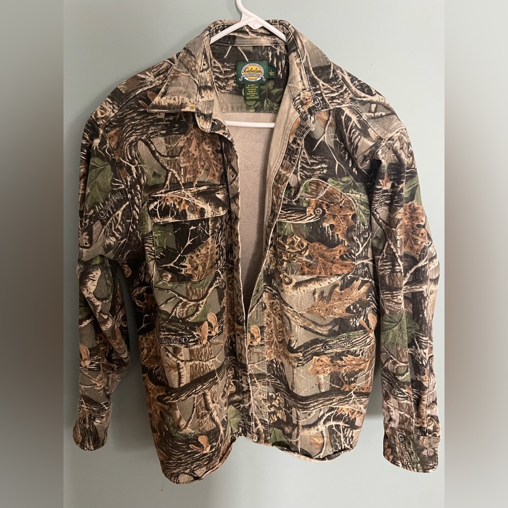 Camouflage Botton Down Jacket. Size Large. Cabelas Brand.